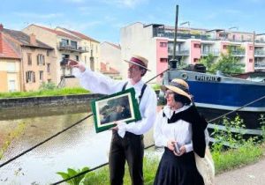 Les amoureux le long du canal